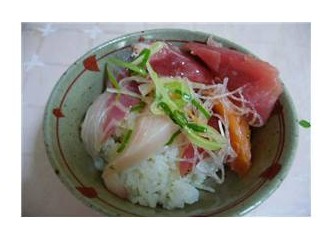 Kurban etleri yenip bitirildi mi?  Bizim öğlen yemeğimiz sashimi idi.
