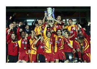 Galatasaray Bayrağı Şampiyonlar Anıtında