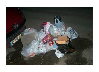 Çöpleri sokağa poşetle bırakıyoruz