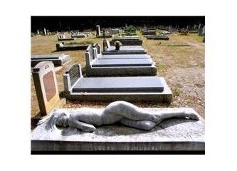 Mezar Taşı: çıplak kadın heykeli