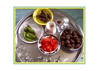 Yemekteyiz ve Dedikoducuyuz