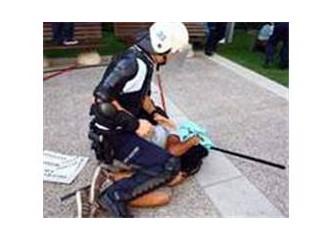 Birine dayak at, öbürüne kucak aç!