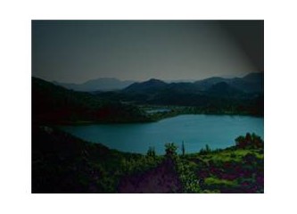 Gölün kenarındaki adam