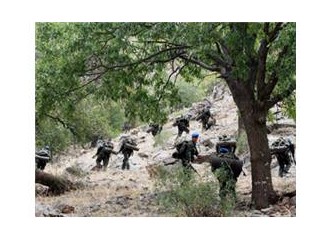 Saat sabahın ikisi, silah sesleri kulaklarımdan gitmezken düşünüyorum.