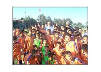 Akdeniz Belediyesi, yaz futbol okulu öğrencilerine kapılarını açtı..