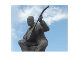 Aşık Veysel'e giydirilen takke