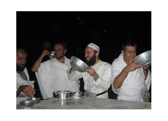 Hudeybiye manevi ziyaretinin ardından deve sütü ziyafeti