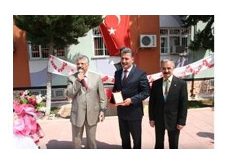 Mersin'in Toroslar İlçe Belediye Başkanı Tuna'ya Eğitim plaketi...