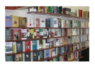 Sokak arası kitapçılarda sırlar keşfedilmeyi bekliyor.