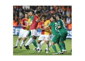 G.Saray-Bursaspor: Bir Kısım FB'lilerin mahçubiyet gecesiydi yaşanan