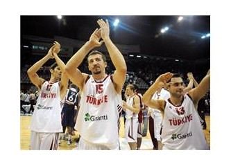 Basketbolculara ödül verilmeli de ya futbolculara?