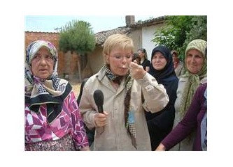 Bir elinde mikrofon diğerinde kaşık...