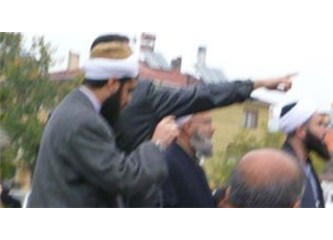 Depremin bilançosu her geçen gün artarken, din sömürücüleri yine faaliyette...