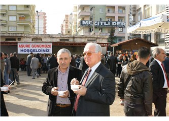Mersn'inin Mezitli İlçe Belediyesi aşure dağıtarak, gelenekleri yaşattı.