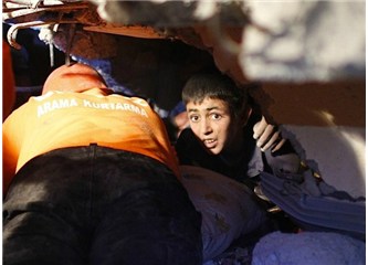 2011'in Erciş'ine, yıkıntılar arasındaki o bir çift gözle bakmak