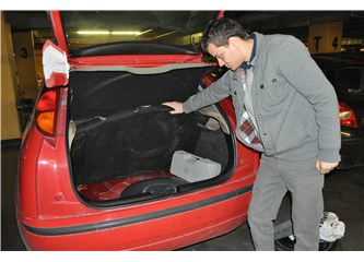 Dört tekerlekli bomba, otoparkta