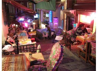 İstiklal'de Şirin bir sokak ve eğlence