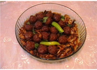 Kızarmış mantar yatağında top köfte