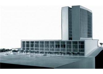 Floranse Nightingale Hastanesi Yayaları caddeye İteledi