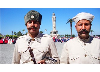 Ve  "O Bayrak" Asıldı. İzmir, Yeniden Kurtarıldı !