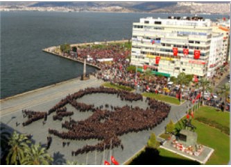 İzmir Konak’ta 2 bin 400 gönüllüyle Atatürk portresi...