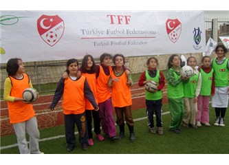 Kadınlar futbol oynayamaz...!