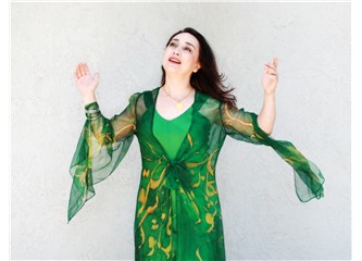 Sesiyle kalbinizi söküp atan bir sanatçı: Mamak Khadem!.. (Olmaz Böyle Bir Ses!)