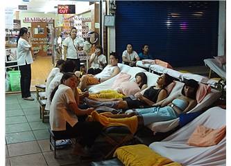 Bangkok'da 10 işyerinden biri masaj salonu