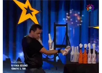 Ali Alkan Çömlek– şişe çevirirken yelek giyen adam: Yetenek Sizsiniz Türkiye – 2. Tur 02/02/2013
