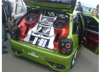 Otomobilinize yüksek güçlü müzik sistemi kurdurmayınız