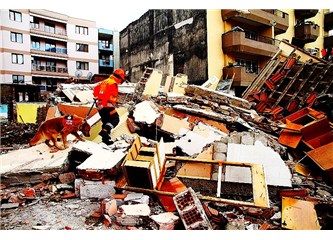 Depremle ev yıkılırken, halk, alkış tuttu.