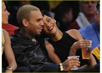 Rihanna turnede, Chris Brown güzellerle partide