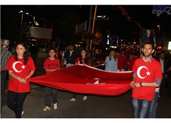CHP'li gençlerin bandolu, fener alaylı ve havai fişekli 19 Mayıs kutlaması!