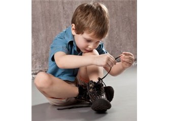 Çocuklara ayakkabı bağcığı bağlamayı öğretme