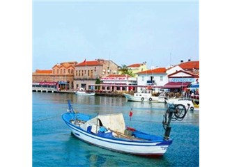 Ayvalıkda; lağım da kokar, papalina da. Deniz,  ellerinizden öper.