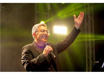 Livaneli: " Ülkemin aydınlık yüzlü insanları. Türkiye'nin sizlere ihtiyacı var" dedi.
