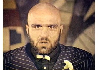 Hayatımda deri eldivenli, üstü çıplak adam görmedim ya; ona yanarım!