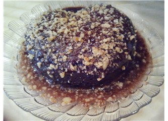 Kakaolu, cevizli ıslak kek (mikrodalga fırında 2 dakikada pişirme)
