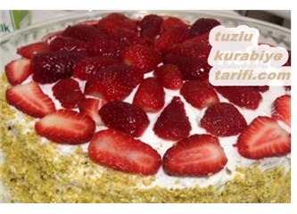 Çilekli – muzlu pasta tarifi
