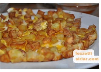 Kahvaltıda yumurtalı patates yapımı