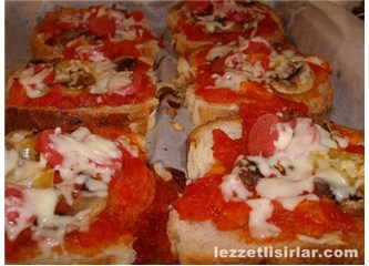 Ekmekten pizza yapımı