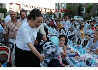 Dört bin kişi bir sofrada iftar açtı