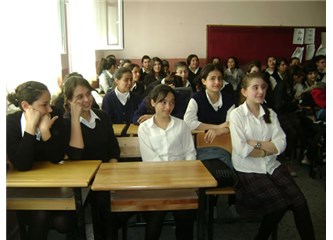 Öğretmen, iki Öğrenciyi sınıf içinde rencide etti