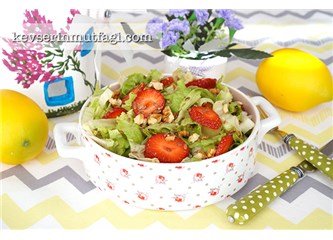 Çilekli marul salatası tarifi