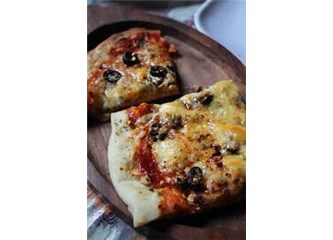 Peynirli zeytinli ekmek pizzası tarifi