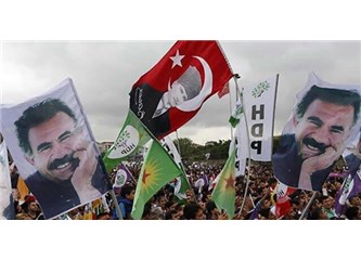 Atatürk ve Öcalan resimleri ve de Türk Bayrağı yan yana...Bu görüntüyü nasıl okumak gerekir?
