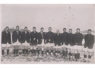 Beyoğlusporlu futbolcular eskiden maçlara ceketsiz çıkmazlardı.
