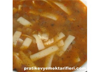 Erişteli yeşil mercimek çorba