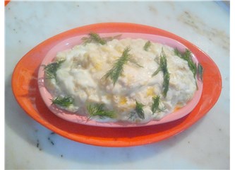 Yoğurtlu, közlenmiş patlıcan salatası