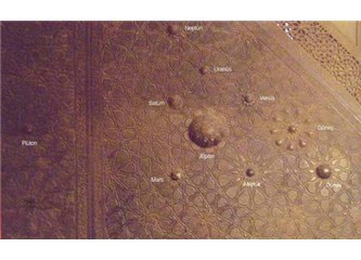 Bursa Ulu Cami'deki minberin iki yüzünde evrenin haritalarının krokisi varmış